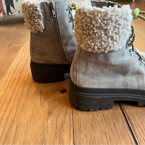☘️ 3/30- Sole Society Eavan Lug and Sole Boots in Grey Suede - Picture 4 of 9